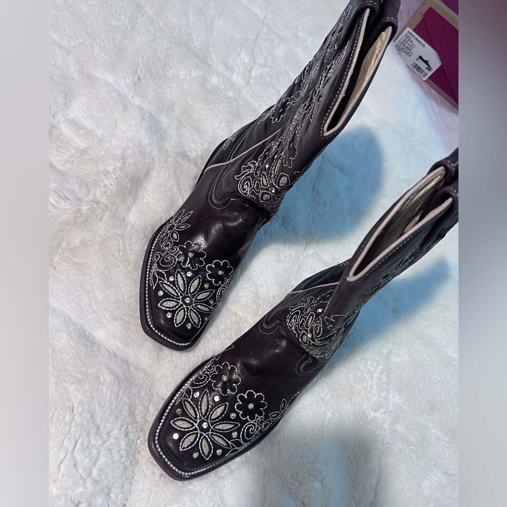Boots women missing one gem stone